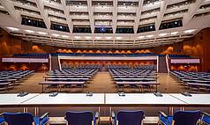 Pforzheim: CCP CongressCentrum Pforzheim - Blick von der Bühne des Großen Saals im CCP auf das Plenum und die Ränge bei parlamentarischer Bestuhlung. 