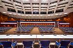 Blick von der Bühne des Großen Saals im CCP auf das Plenum und die Ränge bei parlamentarischer Bestuhlung. 