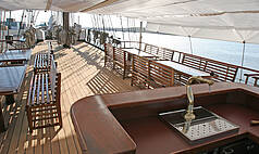 zu Wasser/Maritim/mobile Locations: Sailing and More - Auf dem Sonnendeck werden Sie mit einem Sekt begrüßt.