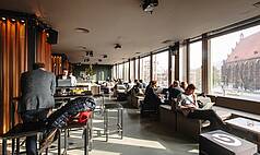 Berlin: Haus Ungarn - Lounge- und Bar-Bereich im Foyer