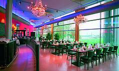 Düsseldorf: Roncalli´s Apollo Varieté - Panorama-Restaurant mit Blick auf den Rhein