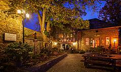 Sankt Goar/RP: Hotel Schloss Rheinfels - Burghof bei Nacht