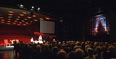 Mülheim an der Ruhr: Kultur- und Kongresszentrum Stadthalle - Theatersaal, Tagung auf Bühne