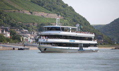 zu Wasser/mobile Locations: Bingen-Rüdesheimer Fahrgastschiffahrt - Vater Rhein: Länge: 54 m - Breite: 9,50m