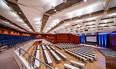 Pforzheim: CCP CongressCentrum Pforzheim - Der Große Saal des CongressCentrums Pforzheim (CCP) bietet Platz für bis zu 2.000 Personen. Die enorm variable Bühne, viele Hängepunkte und eine Höhe von bis zu 12 Metern macht den Raum mit seinen Abtrennungsmöglichkeiten so flexibel.