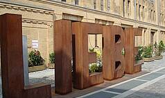 Berlin: Palais Kulturbrauerei Berlin - Liebe Skulptur auf dem Hof
