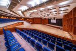 Der Große Saal des CongressCentrums Pforzheim (CCP) bietet viel Platz, moderne technische Ausstattung und eine spannende Raumarchitektur. 